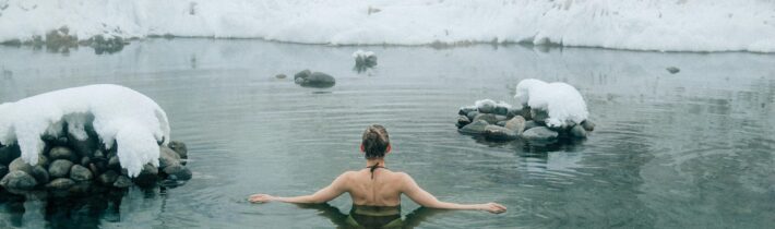 Κρύο Νερό, Δόνηση και Μεταμόρφωση: Το Μπάνιο ως Πνευματική Εμπειρία